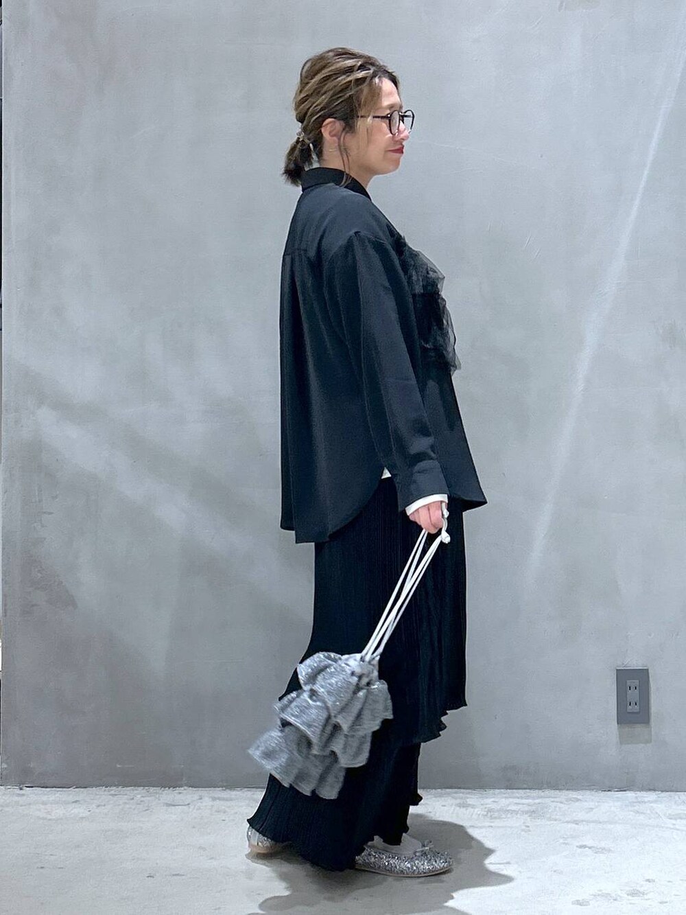 シルバー系のパンプス、ホワイト系のTシャツ/カットソー、ブラック系のシャツ/ブラウスを着用したレディースの春コーディネートの5枚目の写真