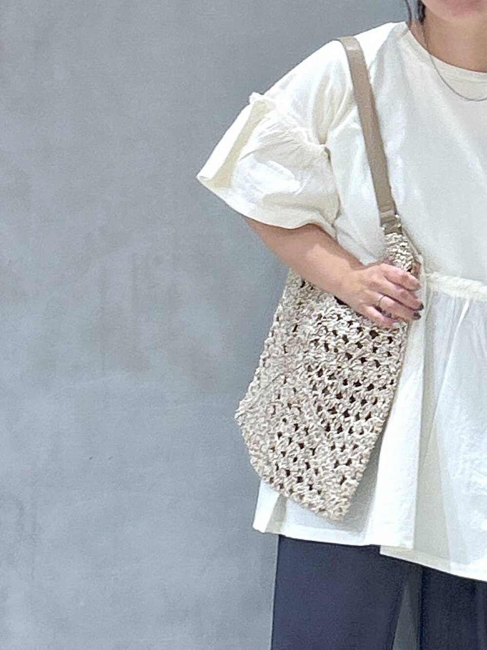 ベージュ系のトートバッグ、ブラック系のサンダル、グレー系のその他パンツを着用したレディースの夏コーディネートの7枚目の写真