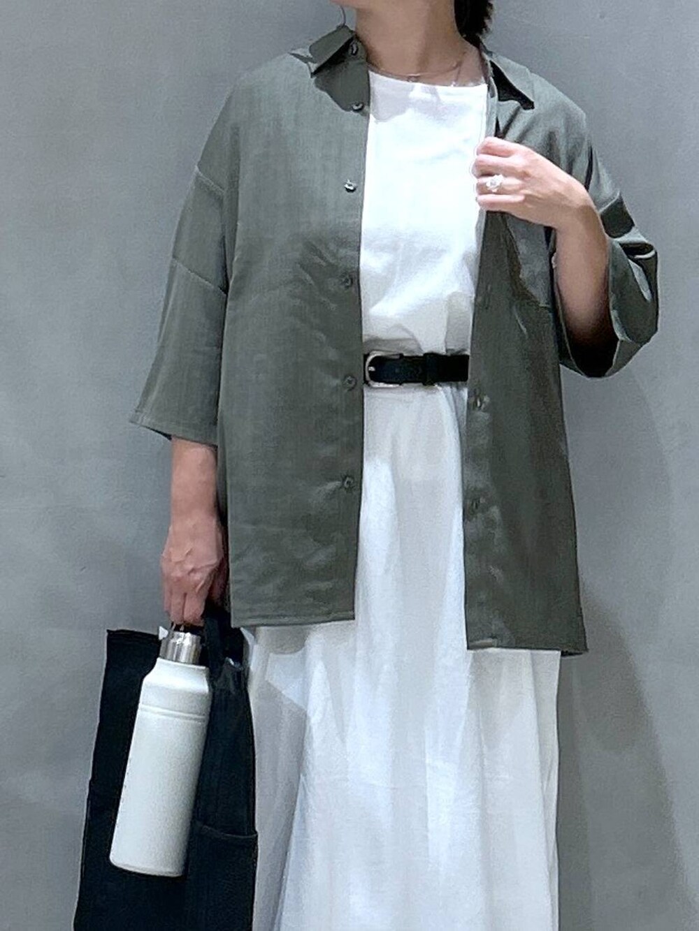 ブラック系のバックパック/リュック、グリーン系のシャツ/ブラウス、ブラック系のサンダルを着用したレディースの夏コーディネートの3枚目の写真