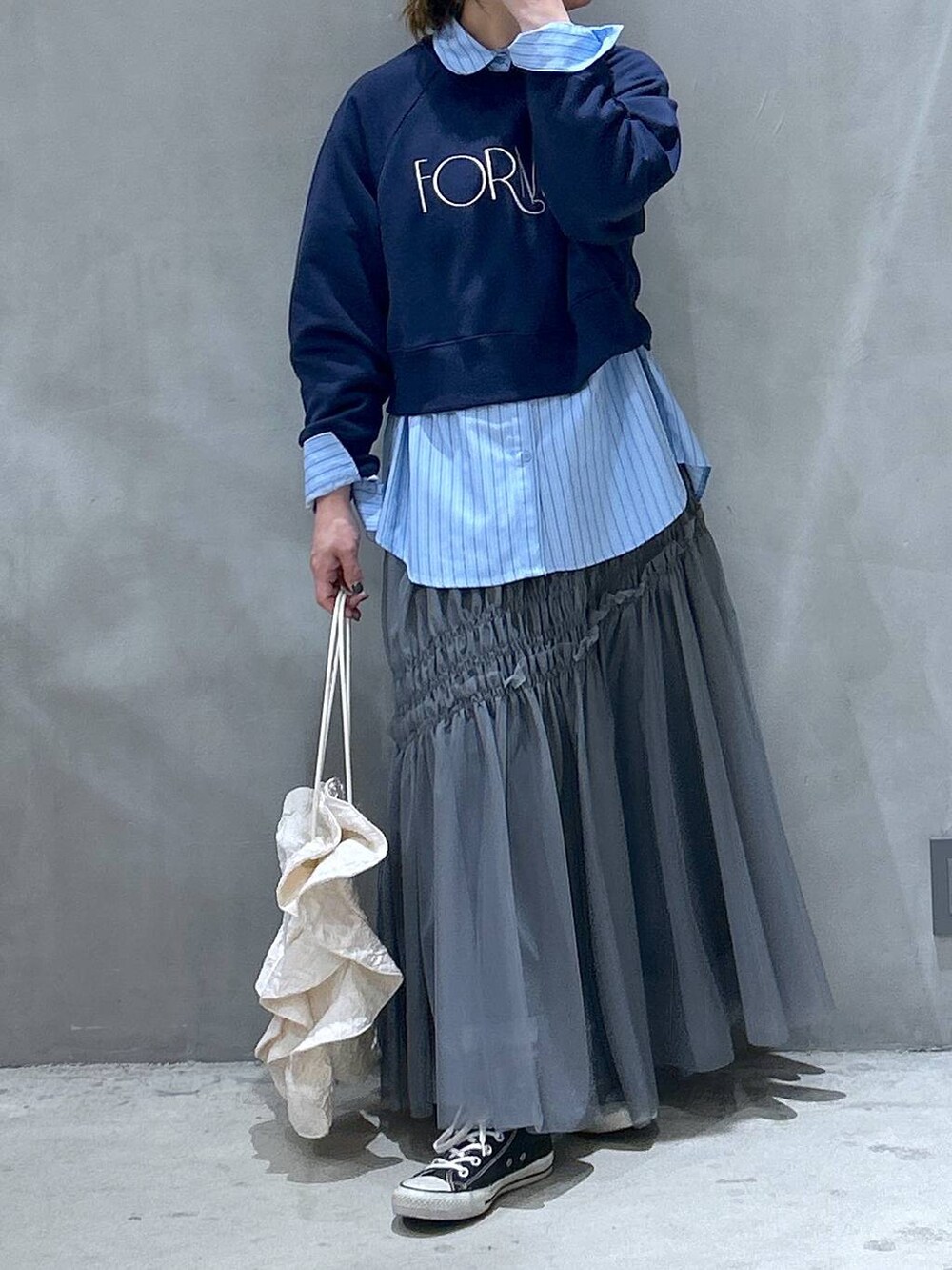 ホワイト系のショルダーバッグ、ブルー系のシャツ/ブラウス、ブルー系のスウェットを着用したレディースの春コーディネートの4枚目の写真