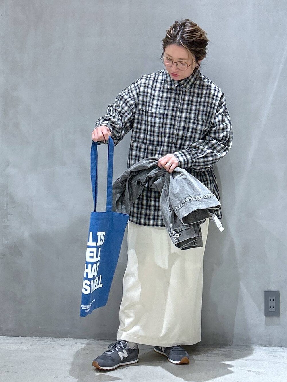 グレー系のスニーカー、ホワイト系のスカート、ブラック系のシャツ/ブラウスを着用したレディースの春コーディネートの5枚目の写真