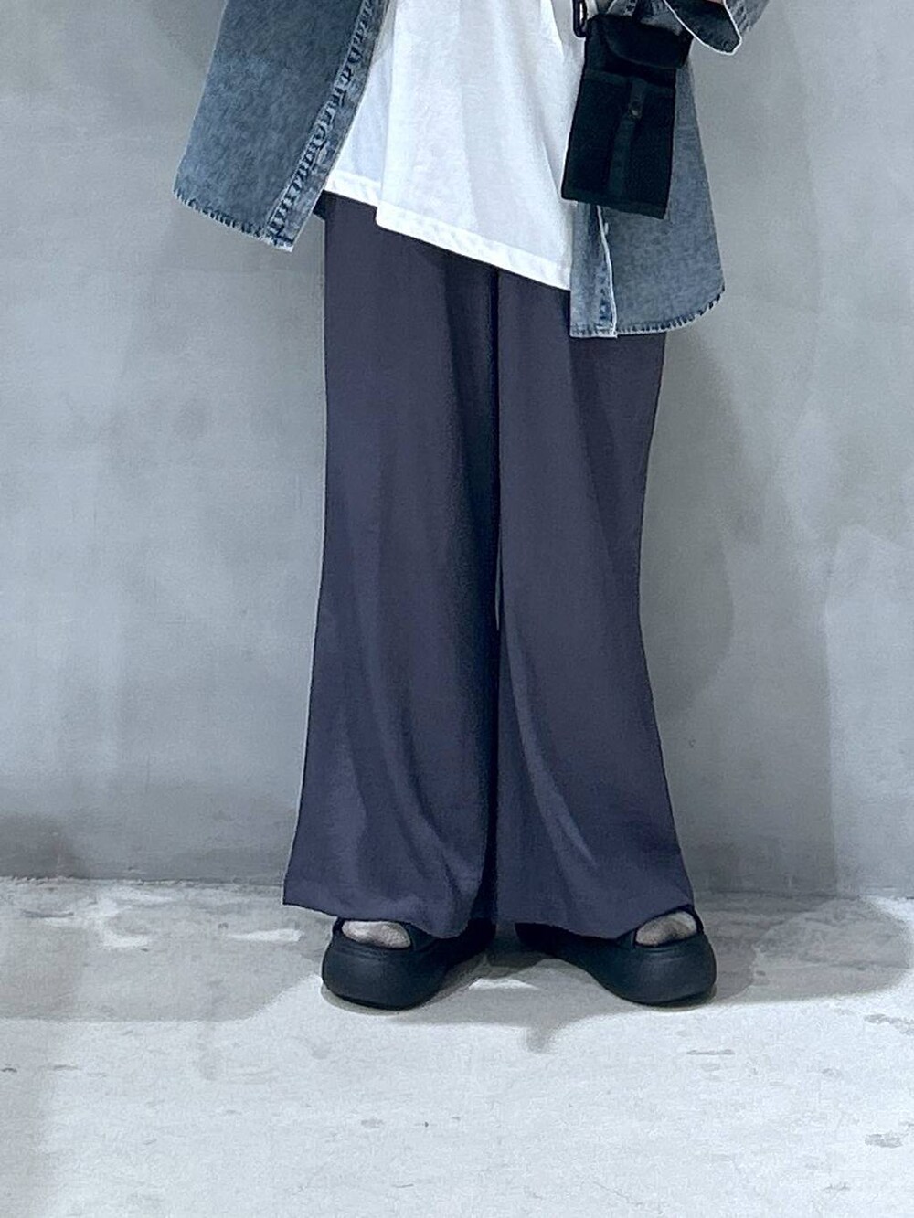 ブラック系のショルダーバッグ、ブラック系のサンダル、ブルー系のシャツ/ブラウスを着用したレディースの夏コーディネートの5枚目の写真