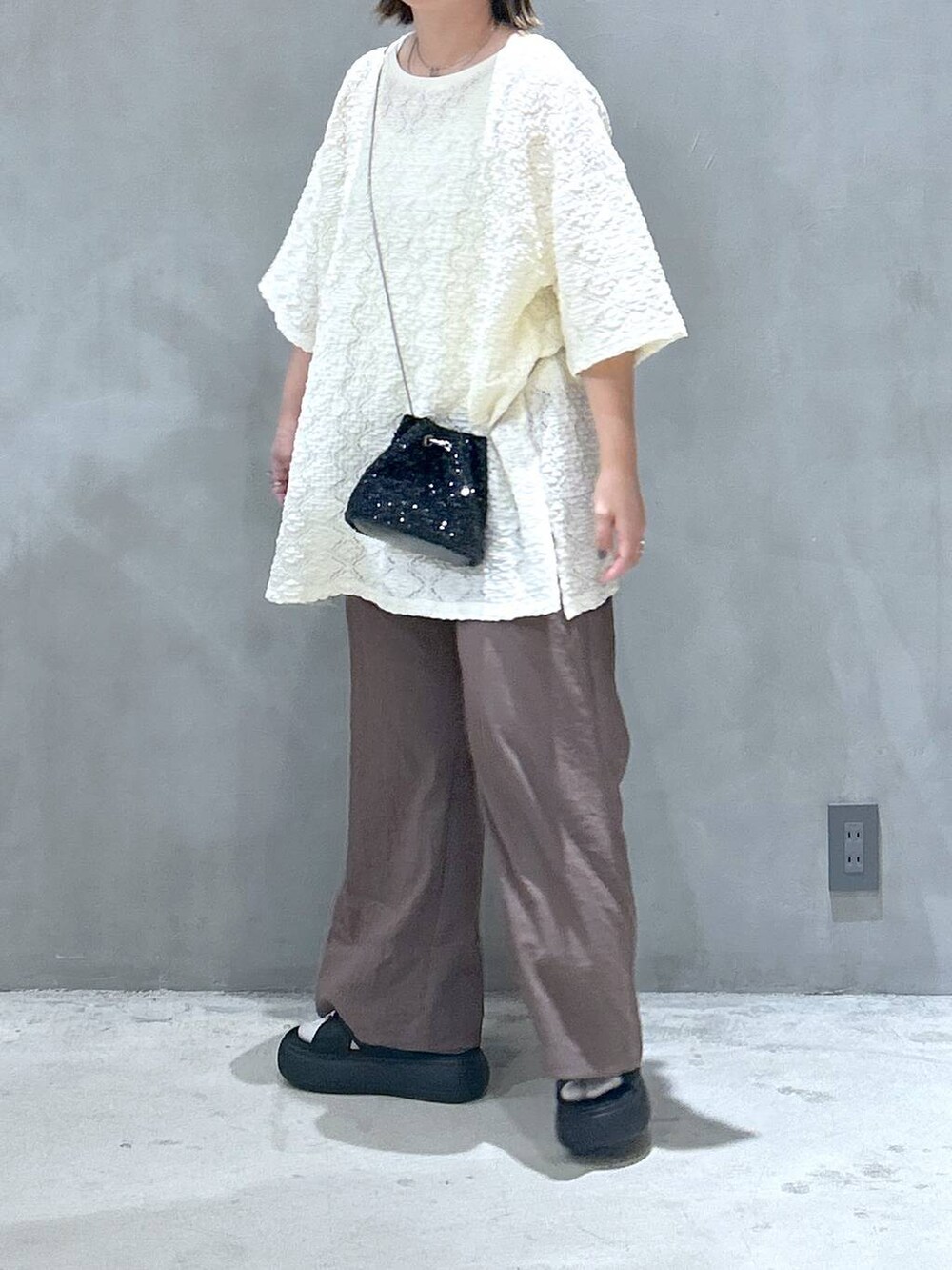 ブラック系のショルダーバッグ、ホワイト系のタンクトップ、ブラック系のサンダルを着用したレディースの夏コーディネートの5枚目の写真