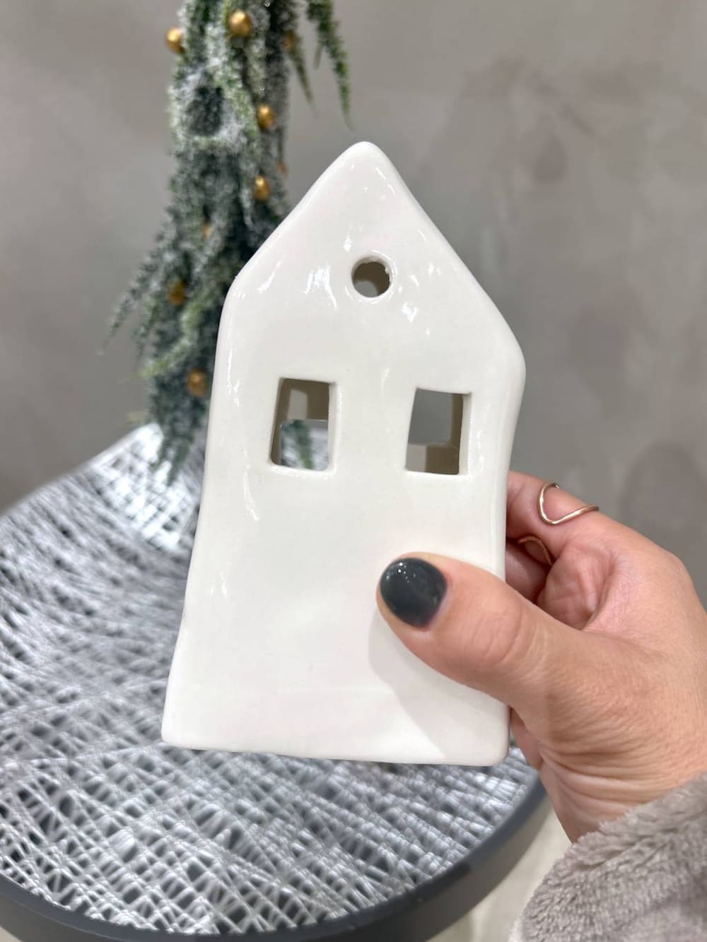 ブラック系のニット/セーター、ブルー系のデニムパンツ、ブラック系のスニーカーを着用したレディースの秋コーディネートの7枚目の写真