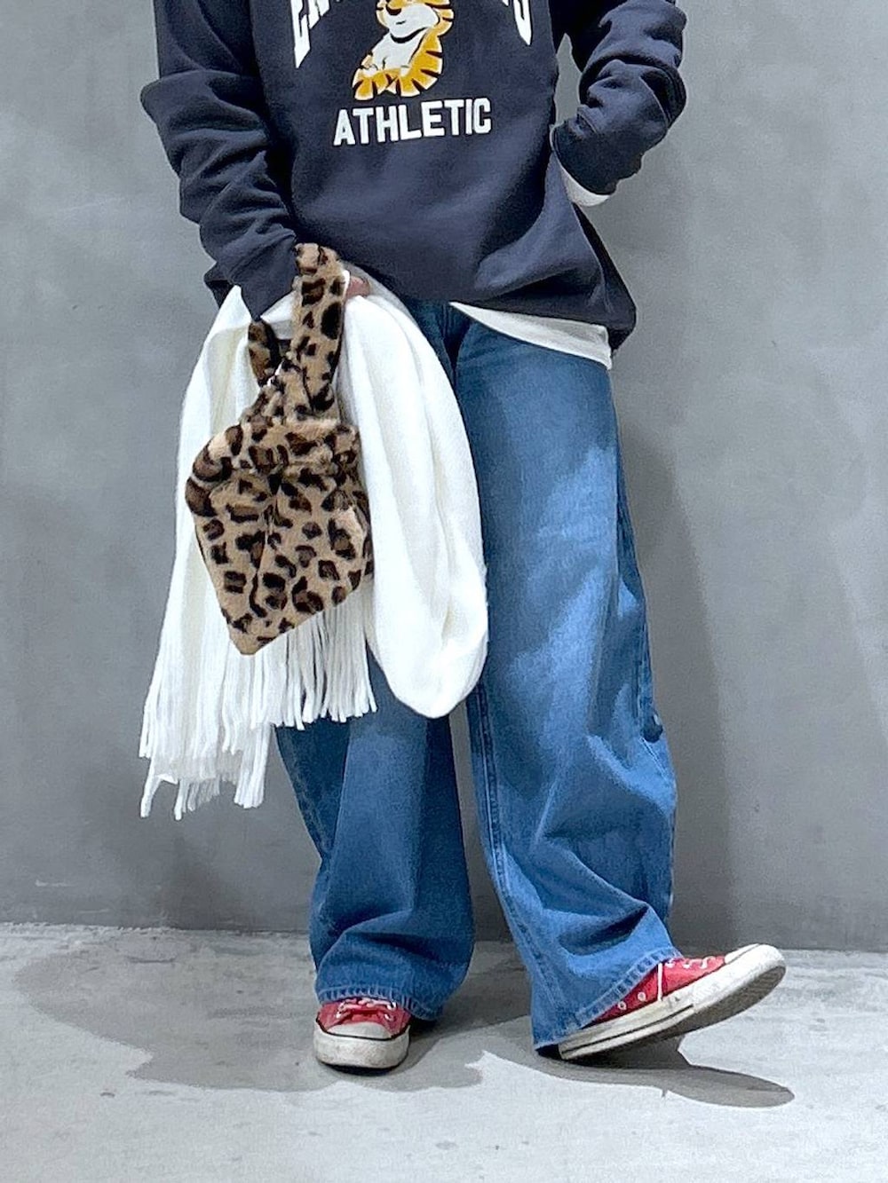 その他のショルダーバッグ、ブルー系のデニムパンツ、ホワイト系のTシャツ/カットソーを着用したレディースの秋コーディネートの4枚目の写真