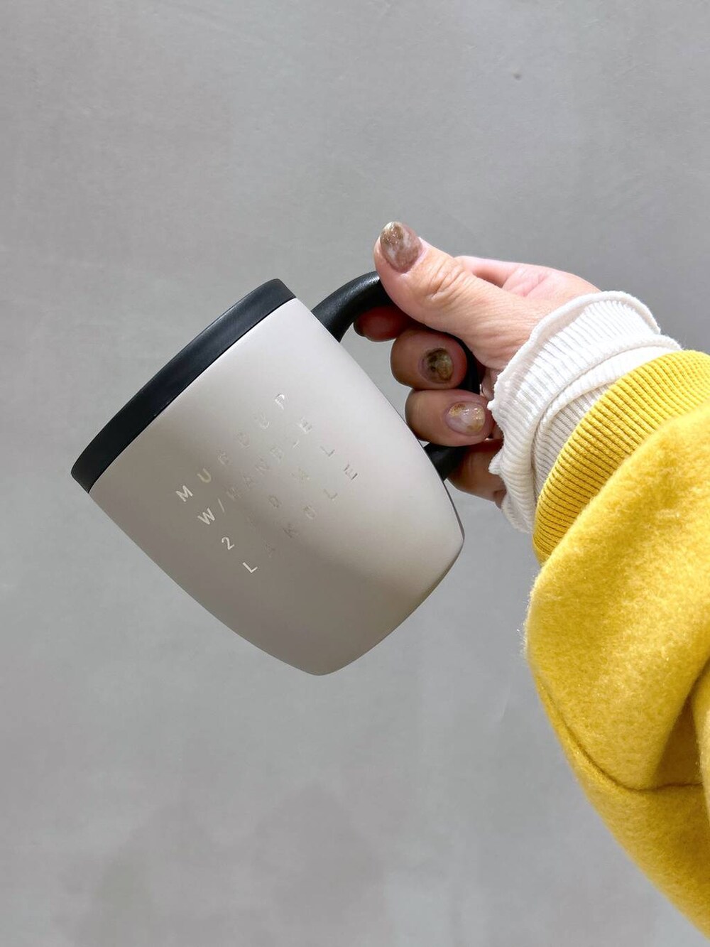 ベージュ系のTシャツ/カットソー、ブラック系のスニーカー、グレー系のその他パンツを着用したレディースの秋コーディネートの7枚目の写真