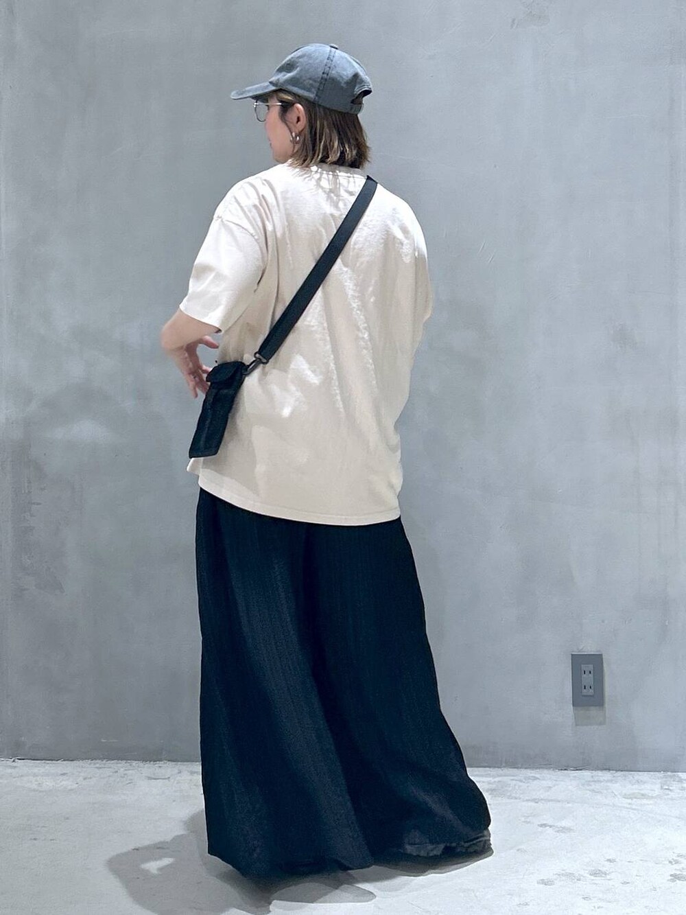 ブラック系のスニーカー、ブラック系のその他パンツ、ベージュ系のTシャツ/カットソーを着用したレディースの春コーディネートの2枚目の写真