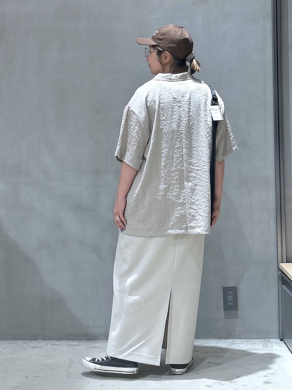 ブラック系のトートバッグ、ベージュ系のスカート、ベージュ系のテーラードジャケットを着用したレディースの夏コーディネートの2枚目の写真