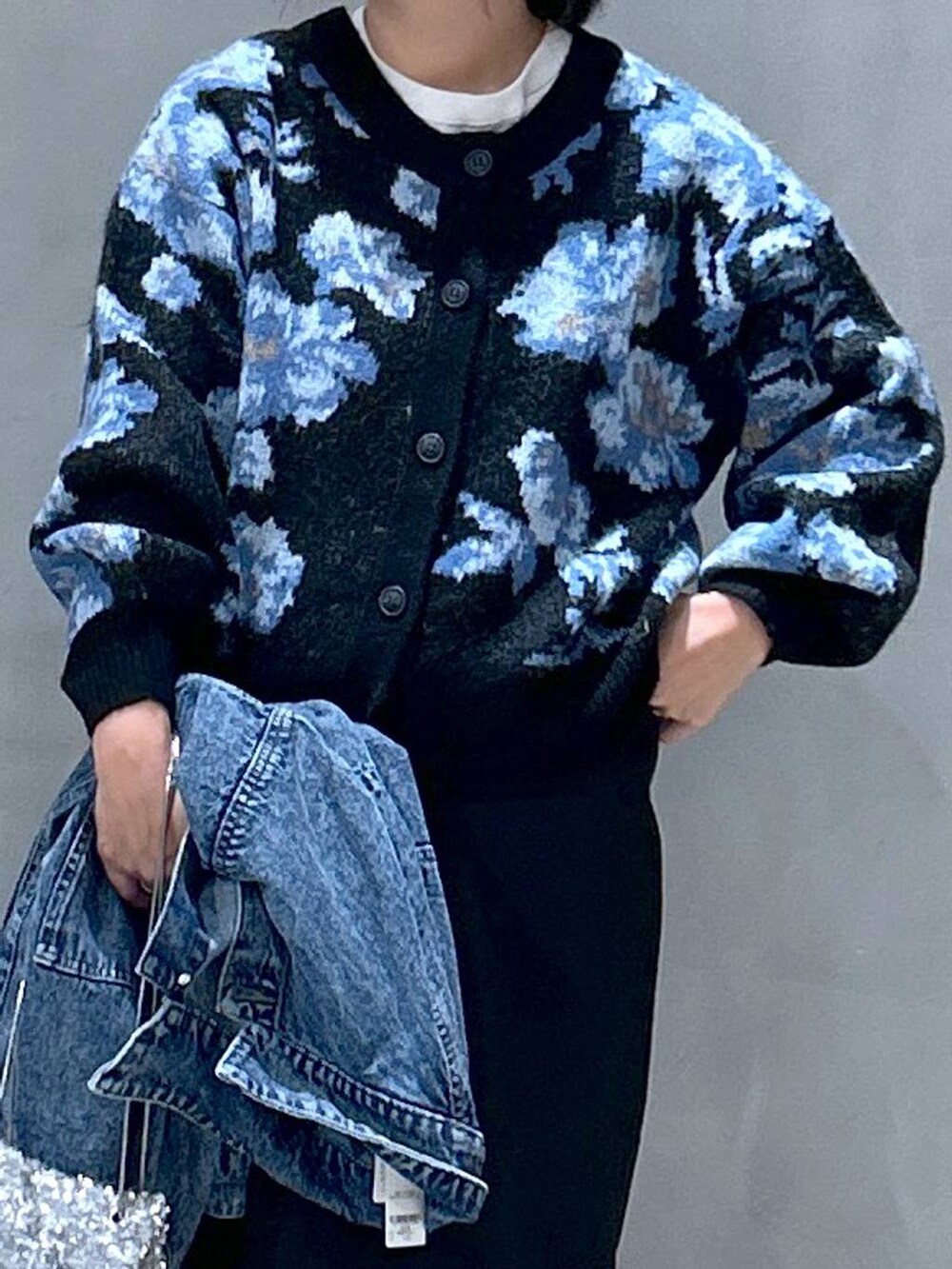 グレー系のスニーカー、ブラック系のカーディガン/ボレロ、ブルー系のデニムジャケットを着用したレディースの秋コーディネートの3枚目の写真