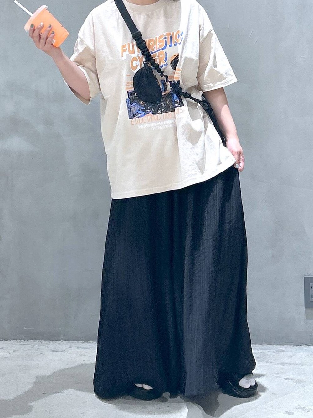 ブラック系のスニーカー、ブラック系のその他パンツ、ベージュ系のTシャツ/カットソーを着用したレディースの春コーディネートの5枚目の写真