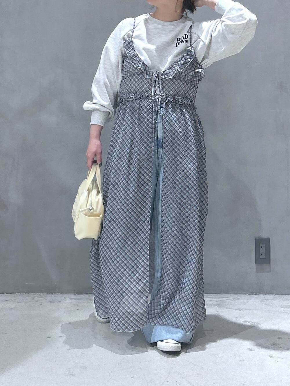 ブルー系のデニムパンツ、ベージュ系のスウェット、ブルー系のワンピースを着用したレディースの春コーディネートの3枚目の写真