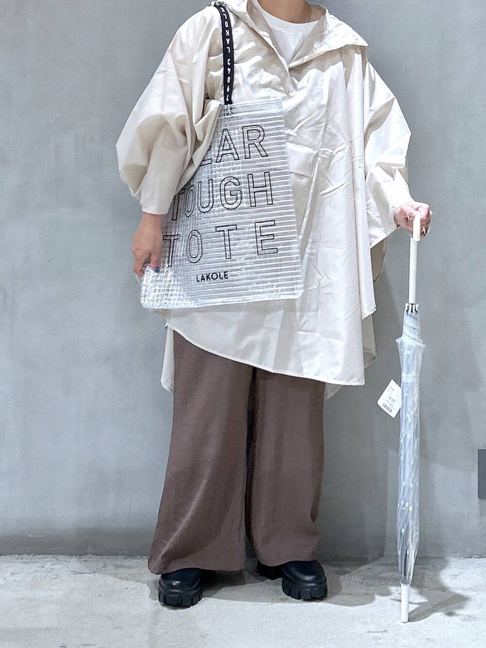 ブラック系のレインシューズ、ホワイト系のTシャツ/カットソー、ブラック系のトートバッグを着用したレディースの夏コーディネートの7枚目の写真