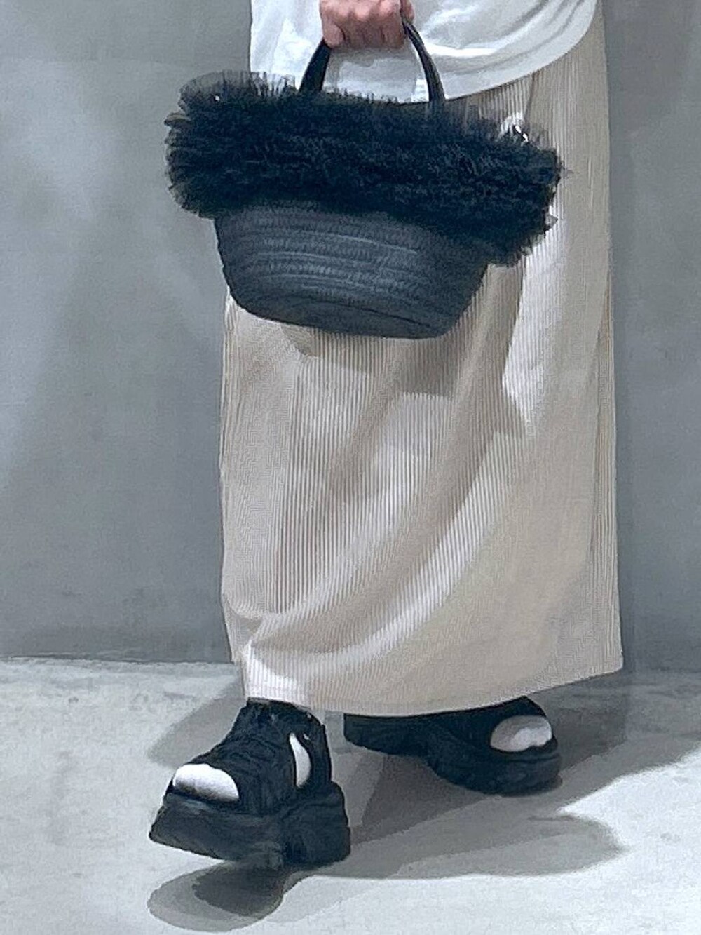 ブラック系のショルダーバッグ、ホワイト系のTシャツ/カットソー、ベージュ系のワンピースを着用したレディースの夏コーディネートの4枚目の写真