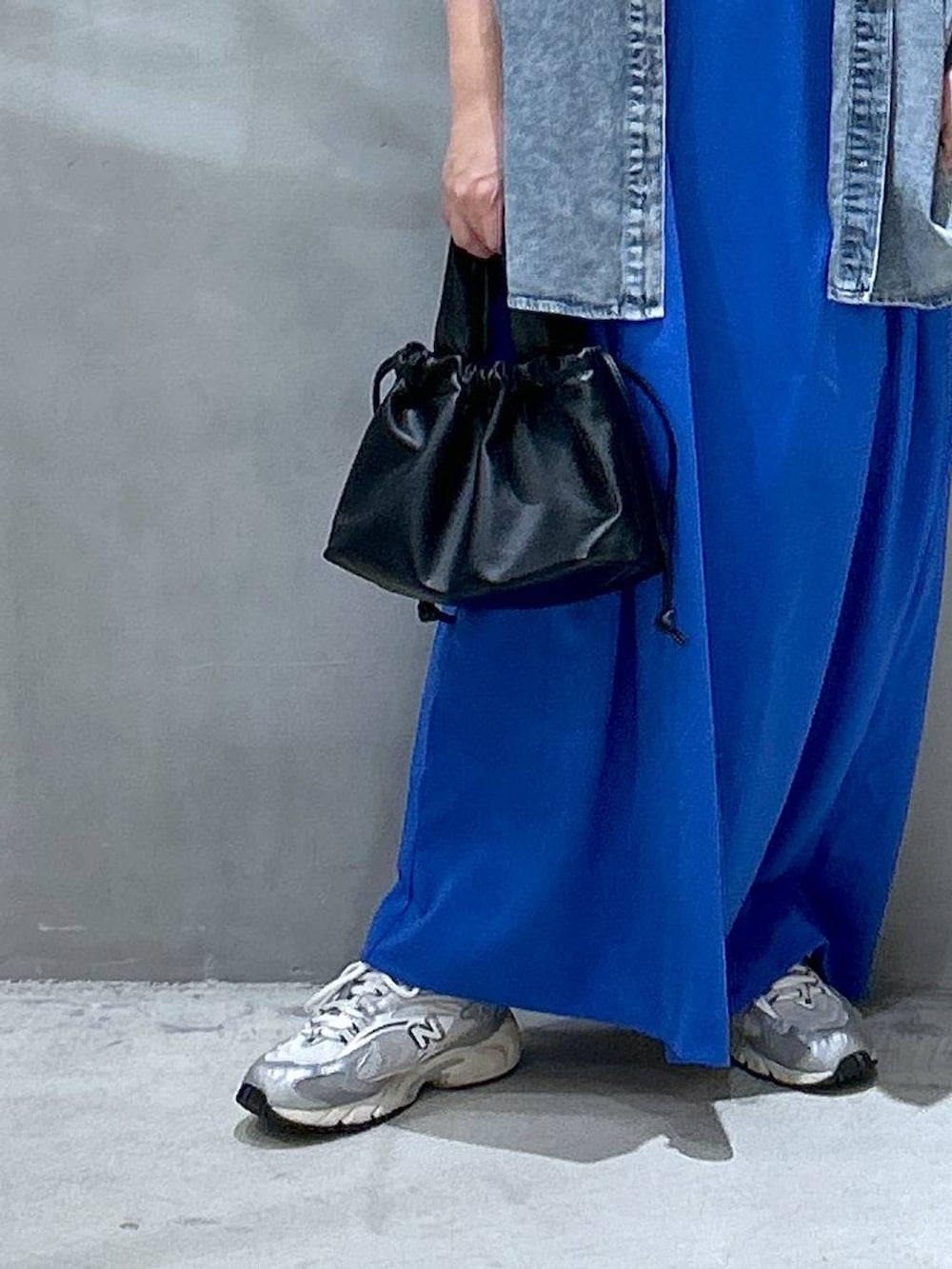 ブラック系のシャツ/ブラウス、ブラック系のショルダーバッグ、ブルー系のワンピースを着用したレディースの夏コーディネートの4枚目の写真