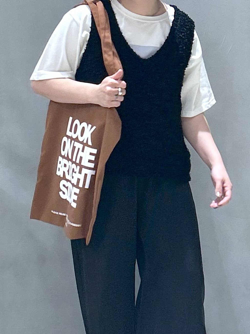 ブラック系のその他パンツ、シルバー系のスニーカー、ブラック系のベストを着用したレディースの春コーディネートの4枚目の写真