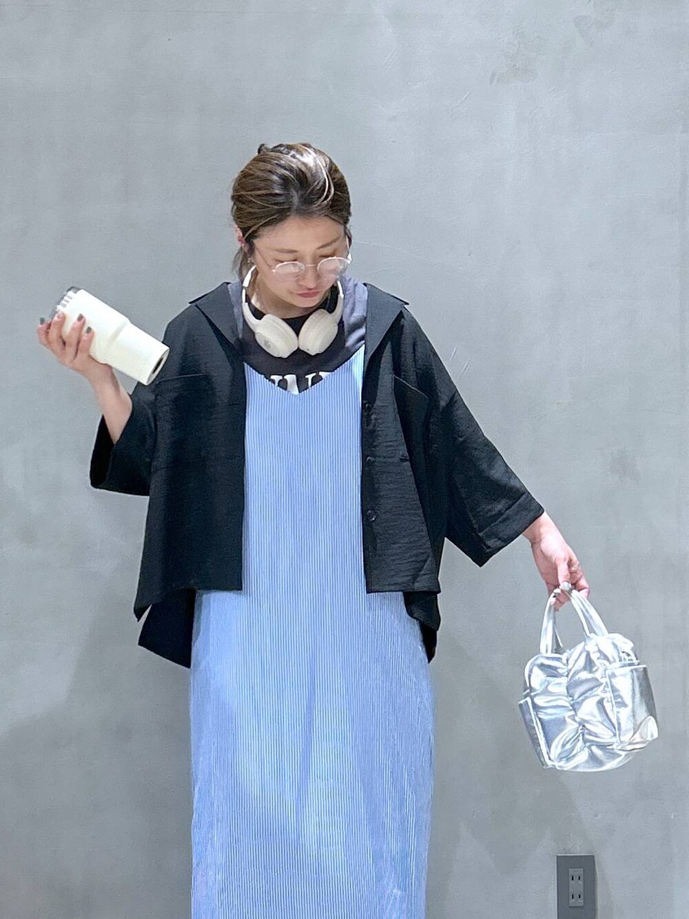 ブラック系のスニーカー、その他のショルダーバッグ、グレー系のTシャツ/カットソーを着用したレディースの春コーディネートの3枚目の写真