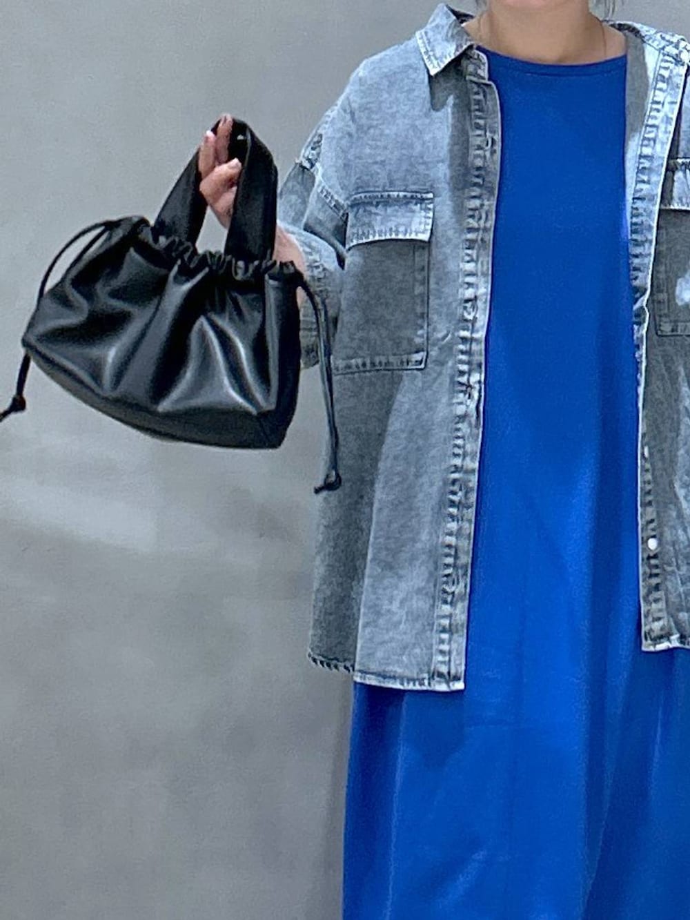 ブラック系のシャツ/ブラウス、ブラック系のショルダーバッグ、ブルー系のワンピースを着用したレディースの夏コーディネートの6枚目の写真