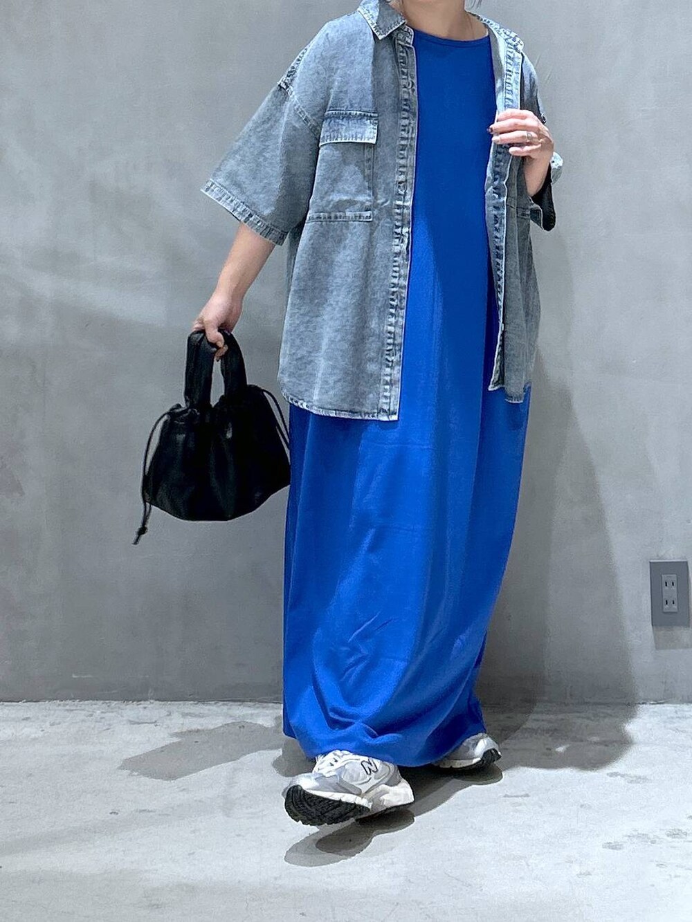 ブラック系のシャツ/ブラウス、ブラック系のショルダーバッグ、ブルー系のワンピースを着用したレディースの夏コーディネートの5枚目の写真