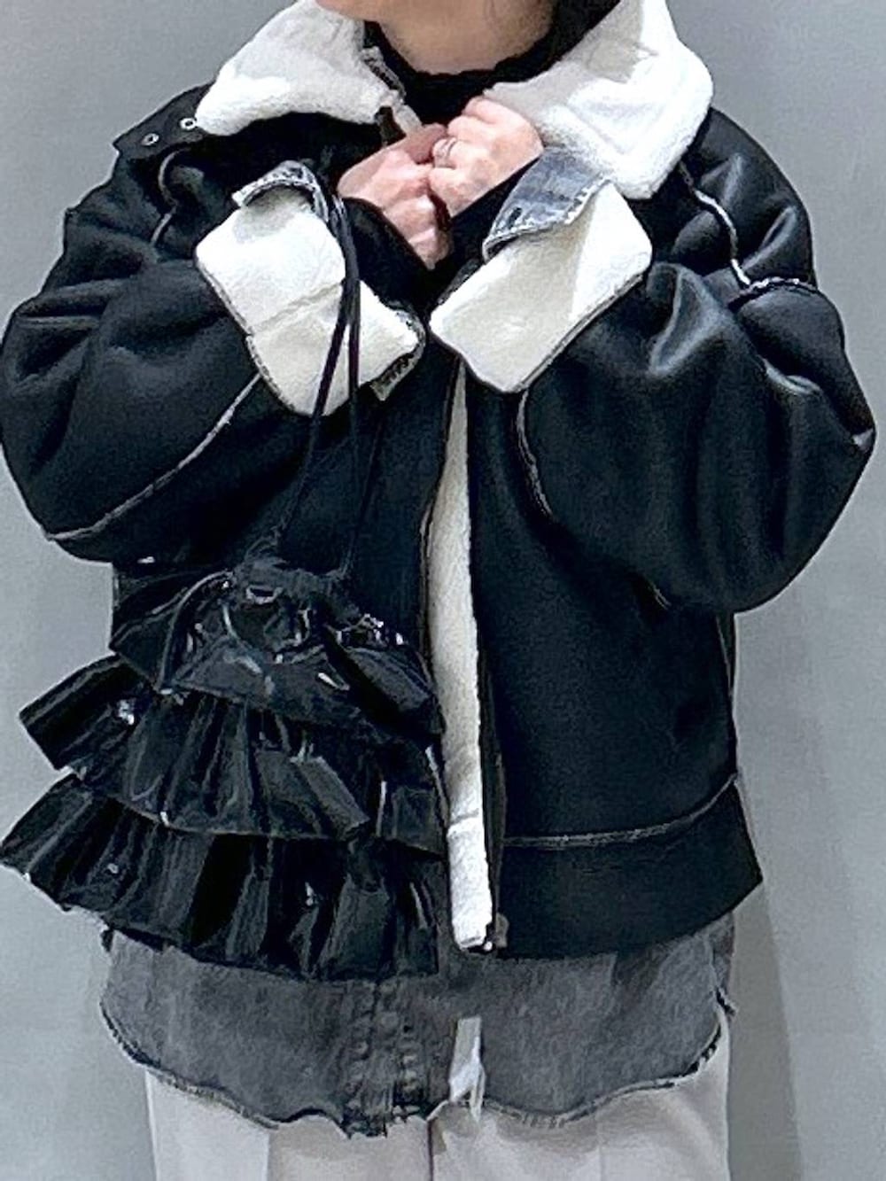 「体型カバー、ベーシック/シンプル、カジュアル、ママコーデ、着痩せ、ゆったり、メガネ、LAKOLE、着痩せ・細見え、シンプルコーデ、ブルゾン、アウター」｜「LAKOLEのフェイクムートンブルゾン / 137555（ブルゾン、ブラック系）」を使った、asamiさん（レディース・155cm）の冬コーディネートの2枚目の写真