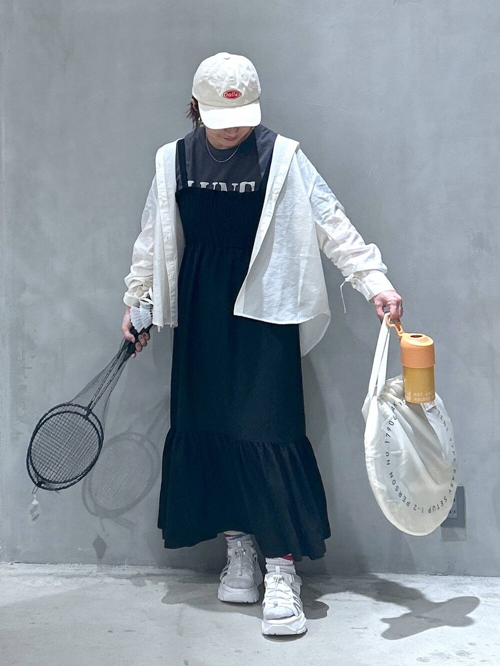 ホワイト系のシャツ/ブラウス、グレー系のTシャツ/カットソー、ブラック系のワンピースを着用したレディースの春コーディネートの4枚目の写真