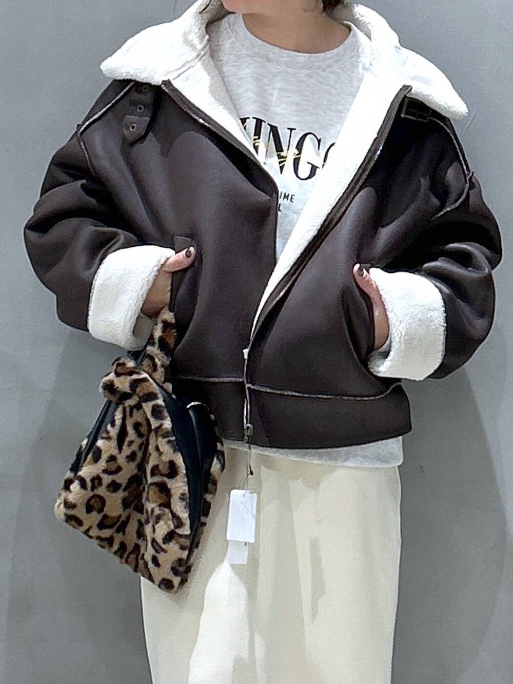 その他のショルダーバッグ、ブラウン系のブルゾン、ベージュ系のスウェットを着用したレディースの冬コーディネートの3枚目の写真