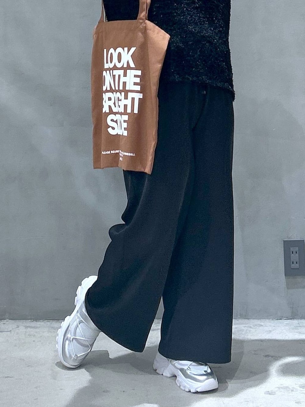 ブラック系のその他パンツ、シルバー系のスニーカー、ブラック系のベストを着用したレディースの春コーディネートの3枚目の写真