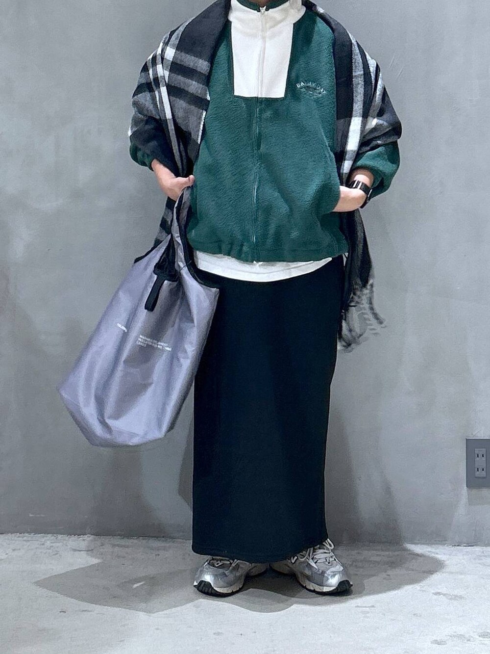 「体型カバー、着痩せ・細見え、シンプルコーデ、ベーシック/シンプル、カジュアル、ママコーデ、着痩せ、ゆったり、メガネ、LAKOLE」|「niko and...の【New Balance(ニューバランス)】ML725(スニーカー、グレー系)」を使った、asamiさん(レディース・155cm)の秋コーディネートの5枚目の写真