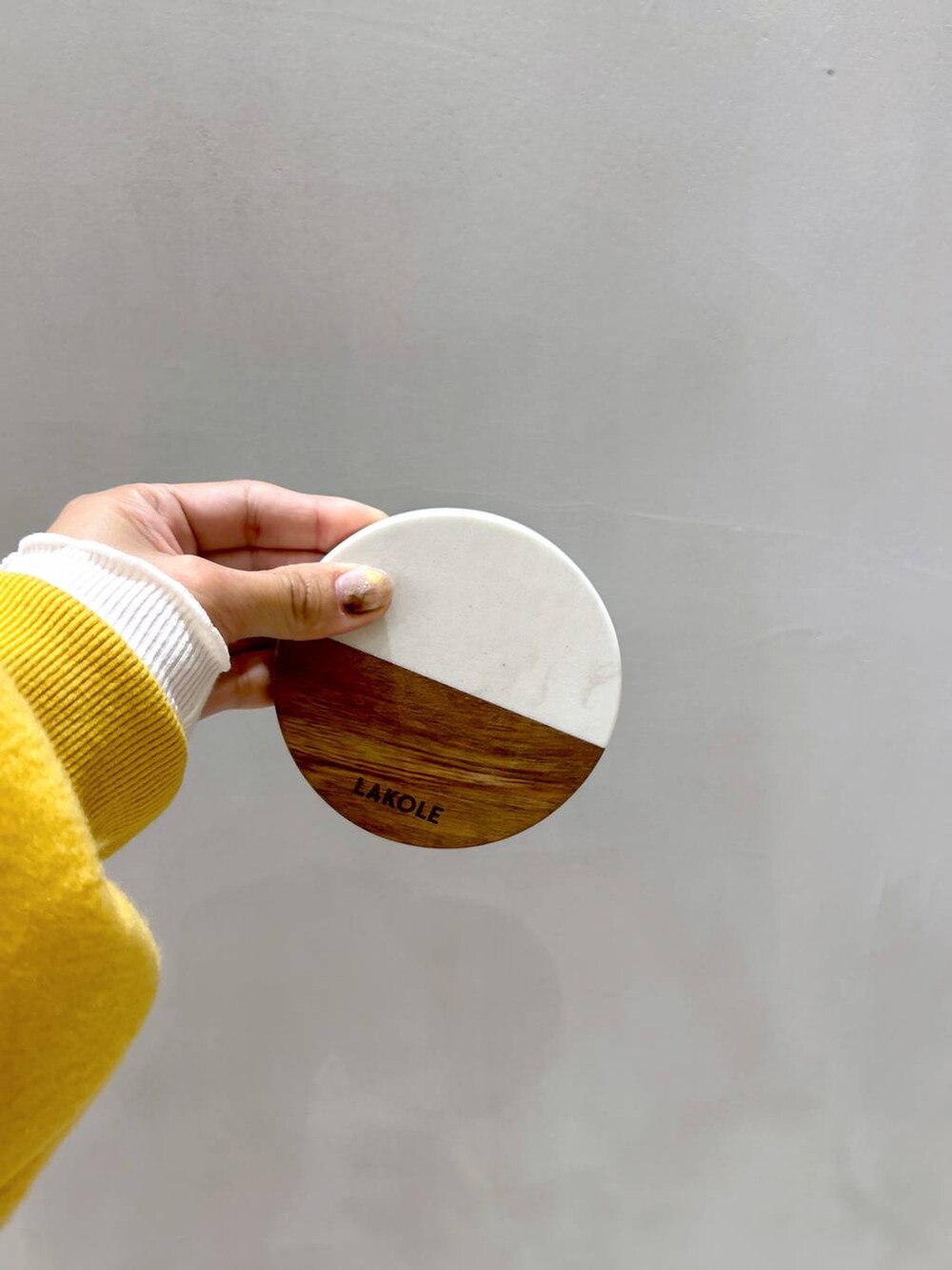 ベージュ系のTシャツ/カットソー、ブラック系のスニーカー、グレー系のその他パンツを着用したレディースの秋コーディネートの6枚目の写真