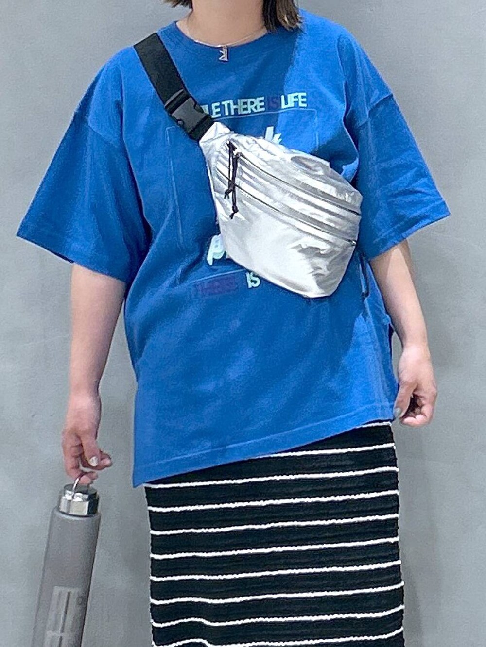 「Tシャツ、スカート、ソックス、LOWRYS FARM、体型カバー、ベーシック/シンプル、カジュアル、ママコーデ、低身長、着痩せ、ゆったり、メガネ、LAKOLE、着痩せ・細見え、シンプルコーデ」｜「LOWRYS FARMのラインソックス 136308（ソックス/靴下、レッド系）」を使った、asamiさん（レディース・155cm）の春コーディネートの3枚目の写真