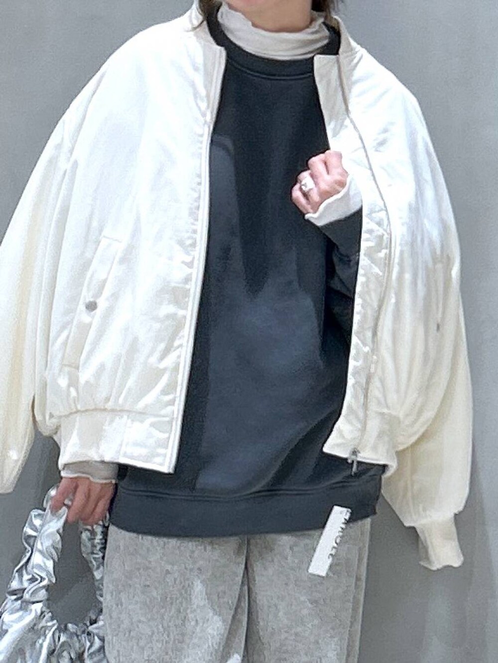 「デニムパンツ、体型カバー、ベーシック/シンプル、カジュアル、ママコーデ、着痩せ、ゆったり、メガネ、LAKOLE、着痩せ・細見え、シンプルコーデ、アウター」｜「LAKOLEのウエストフックデニムパンツ / 120686（デニムパンツ、グレー系）」を使った、asamiさん（レディース・155cm）の冬コーディネートの2枚目の写真