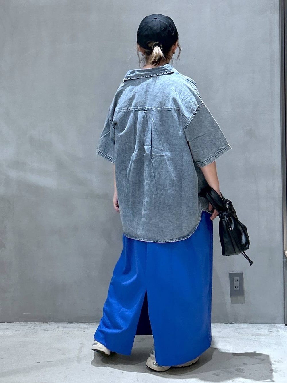 ブラック系のシャツ/ブラウス、ブラック系のショルダーバッグ、ブルー系のワンピースを着用したレディースの夏コーディネートの2枚目の写真