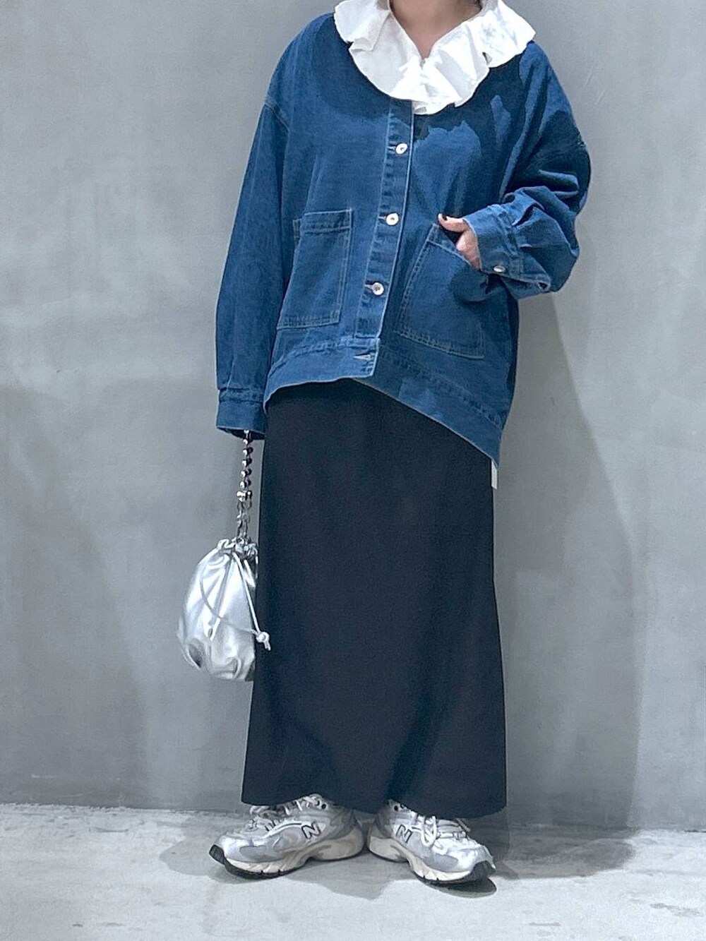 シルバー系のショルダーバッグ、ブルー系のデニムジャケット、ホワイト系のシャツ/ブラウスを着用したレディースの冬コーディネートの4枚目の写真