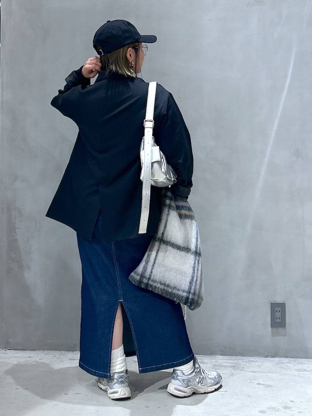 ブルー系のジャンパースカート、ブラック系のテーラードジャケット、その他のショルダーバッグを着用したレディースの秋コーディネートの2枚目の写真