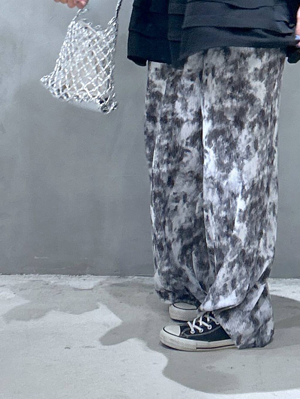 シルバー系のかごバッグ、グレー系のその他パンツ、その他のサングラスを着用したレディースの春コーディネートの3枚目の写真