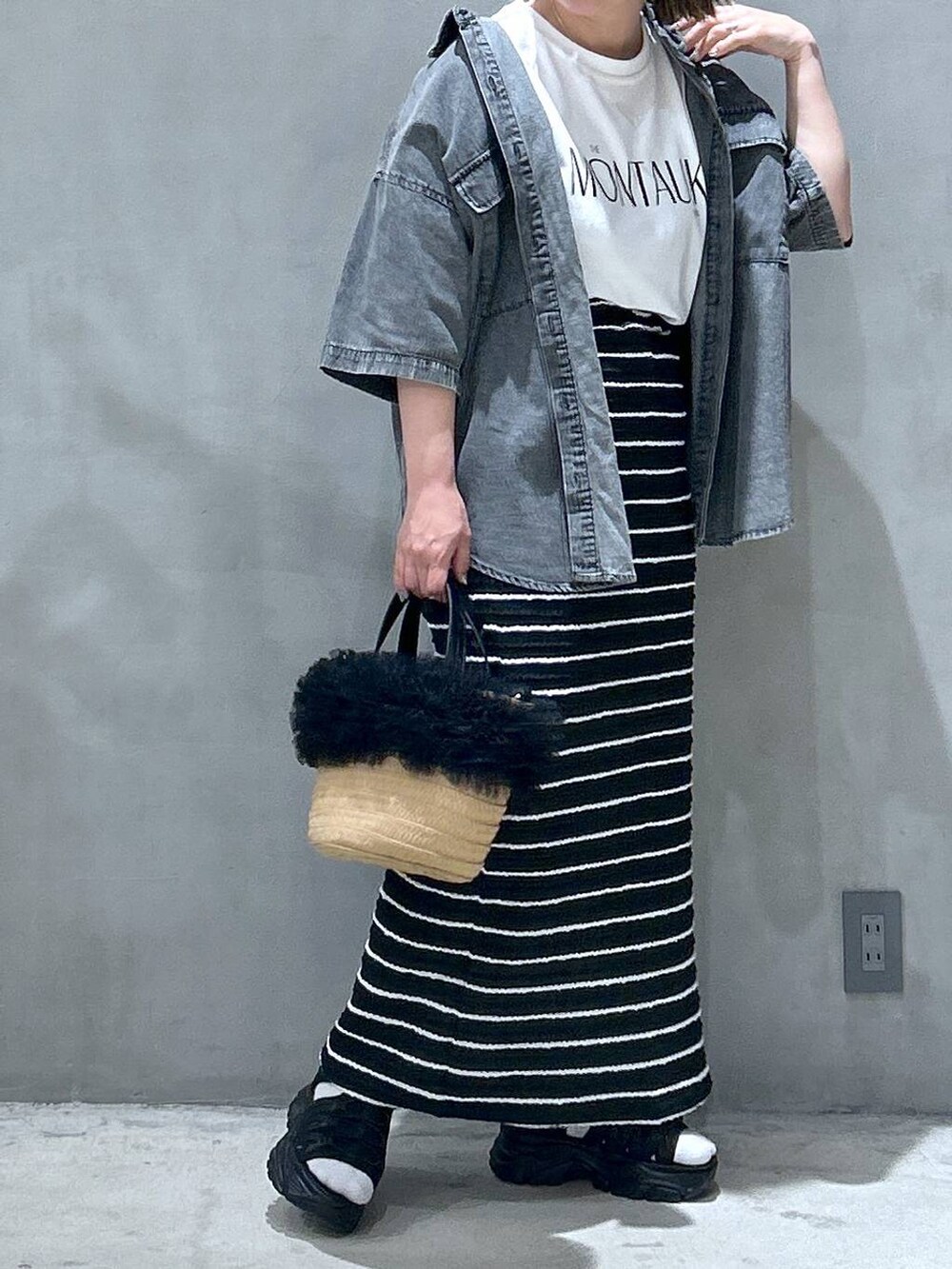 ブラック系のスニーカー、ブラック系のシャツ/ブラウス、ベージュ系のショルダーバッグを着用したレディースの春コーディネートの3枚目の写真