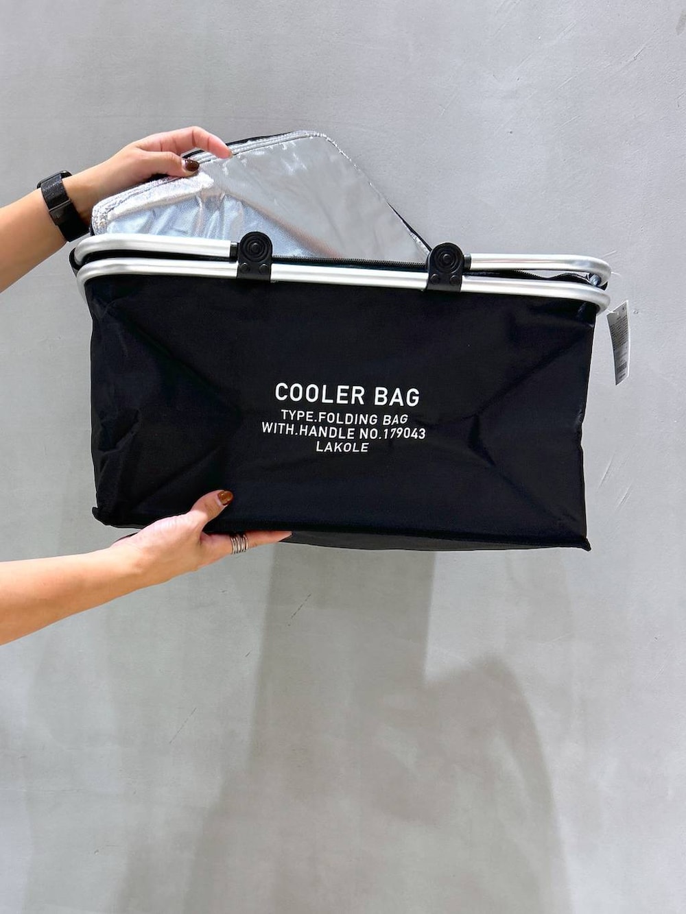 グレー系のスニーカー、ブルー系のデニムパンツ、ベージュ系のベストを着用したレディースの秋コーディネートの5枚目の写真