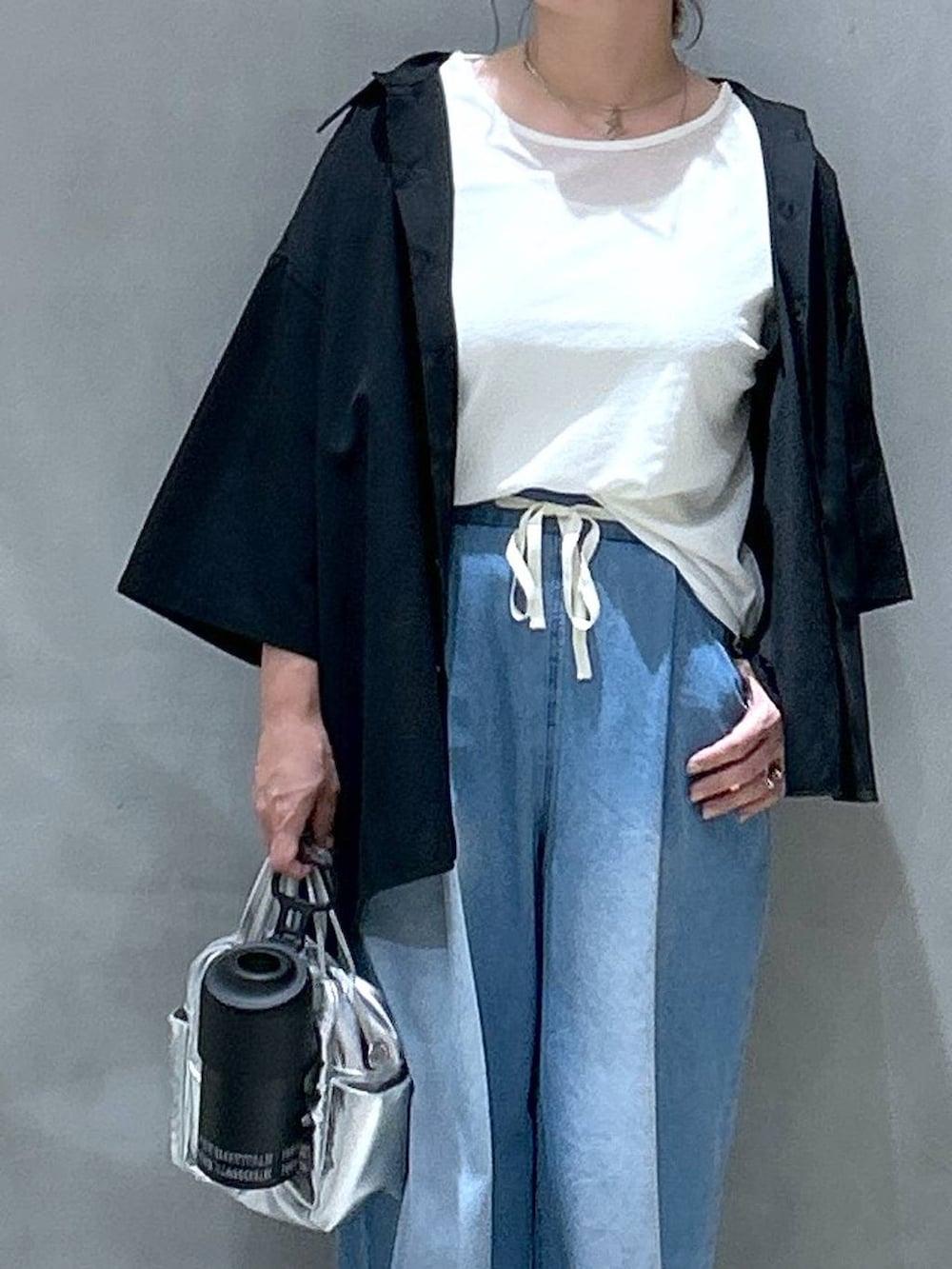 その他のショルダーバッグ、ブラック系のサンダル、ホワイト系のTシャツ/カットソーを着用したレディースの夏コーディネートの3枚目の写真