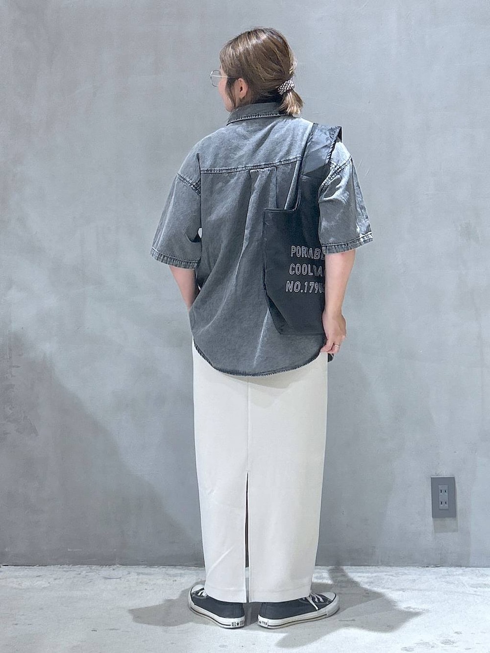 ベージュ系のスカート、ブラック系のシャツ/ブラウス、ブラック系のエコバッグ/サブバッグを着用したレディースの夏コーディネートの2枚目の写真