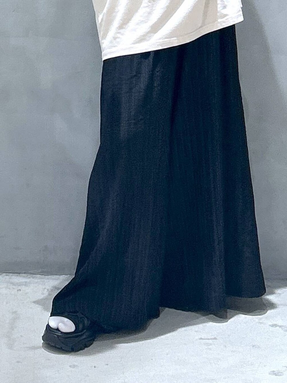 ブラック系のスニーカー、ブラック系のその他パンツ、ベージュ系のTシャツ/カットソーを着用したレディースの春コーディネートの4枚目の写真