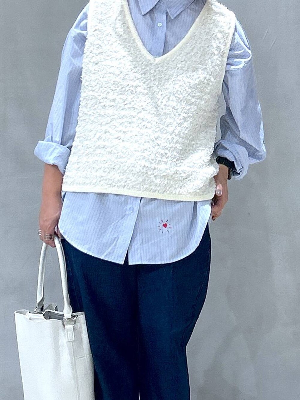 ブルー系のデニムパンツ、ブルー系のシャツ/ブラウス、ホワイト系のショルダーバッグを着用したレディースの秋コーディネートの3枚目の写真