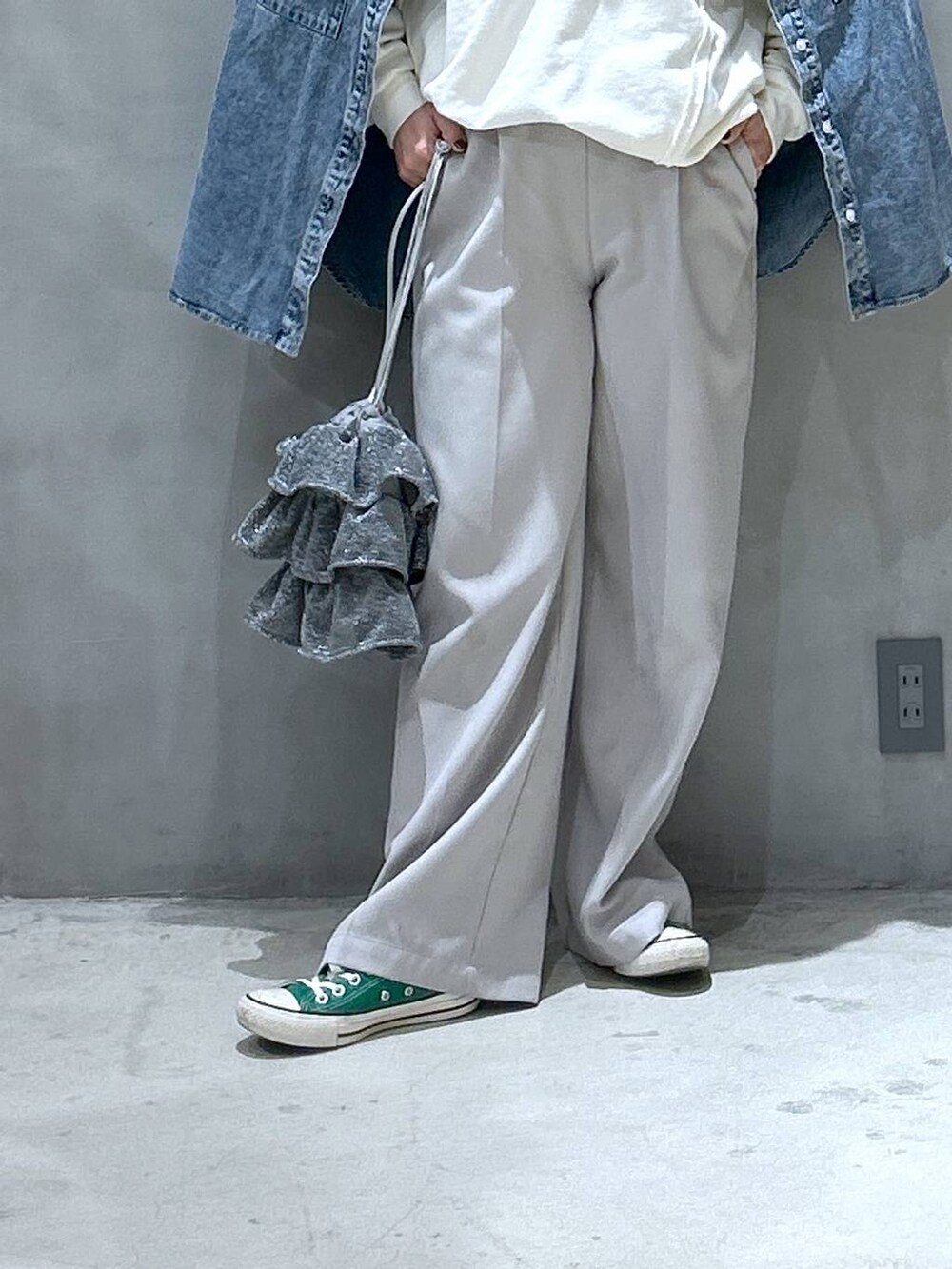 ブルー系のシャツ/ブラウス、シルバー系のショルダーバッグ、ベージュ系のその他パンツを着用したレディースの冬コーディネートの3枚目の写真