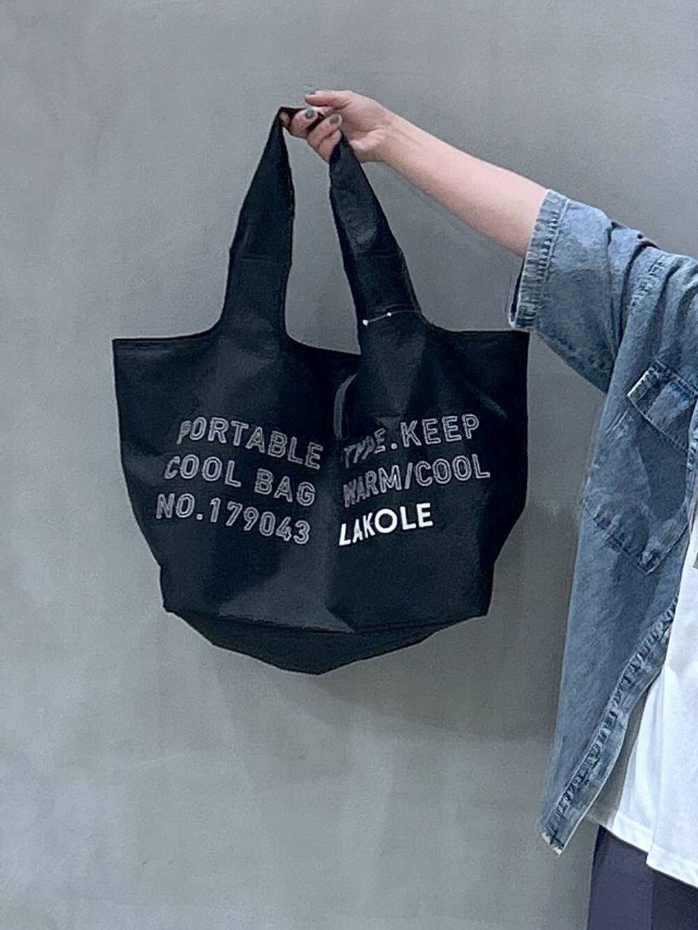 ブラック系のショルダーバッグ、ブラック系のサンダル、ブルー系のシャツ/ブラウスを着用したレディースの夏コーディネートの6枚目の写真