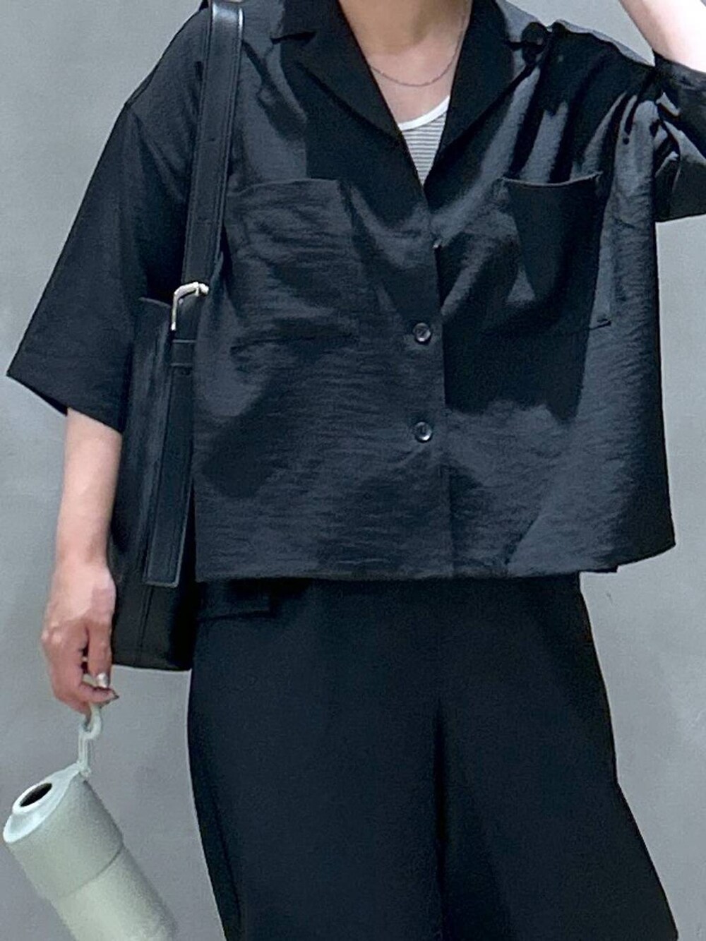 ブラック系のショルダーバッグ、ブラック系のその他パンツ、ブラック系のシャツ/ブラウスを着用したレディースの春コーディネートの2枚目の写真