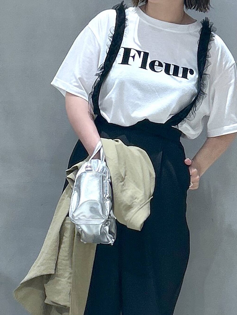 ブラック系のスニーカー、ブラック系のその他パンツ、ホワイト系のTシャツ/カットソーを着用したレディースの春コーディネートの5枚目の写真