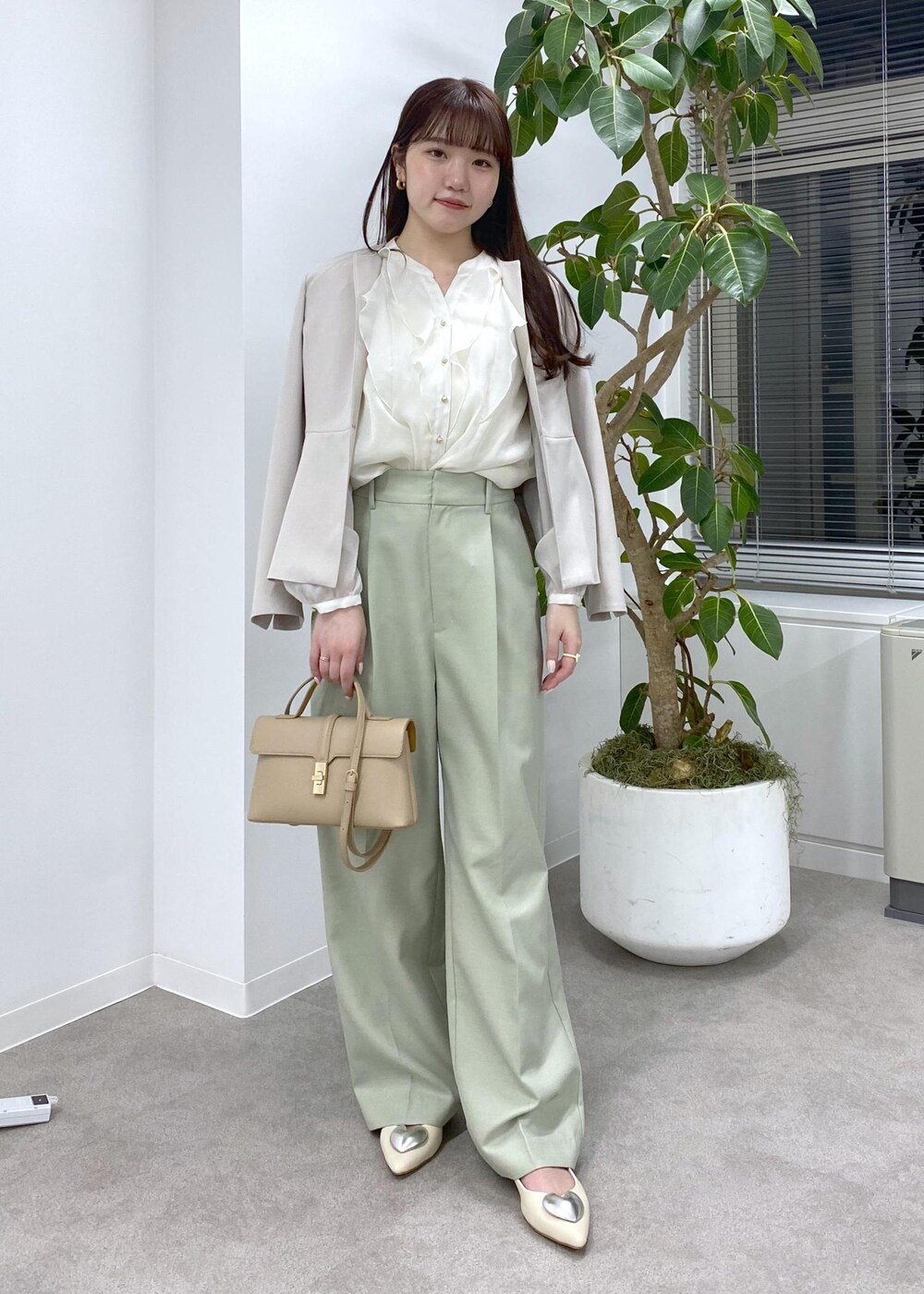 「骨格ウェーブ、身長158cm、初春コーデ、春コーデ、入学式コーデ、入園式コーデ、デートコーデ、女子会コーデ、パンツスタイル、フェミニンコーデ、きれいめコーデ、VIS、ウェーブ、ブルべ夏、乾燥」｜「VISの【新色追加】ひねり金具ワンハンドルミニショルダーバッグ【2WAY（ショルダーバッグ、ベージュ系）」を使った、minary1005さん（レディース・158cm）の冬コーディネートの2枚目の写真