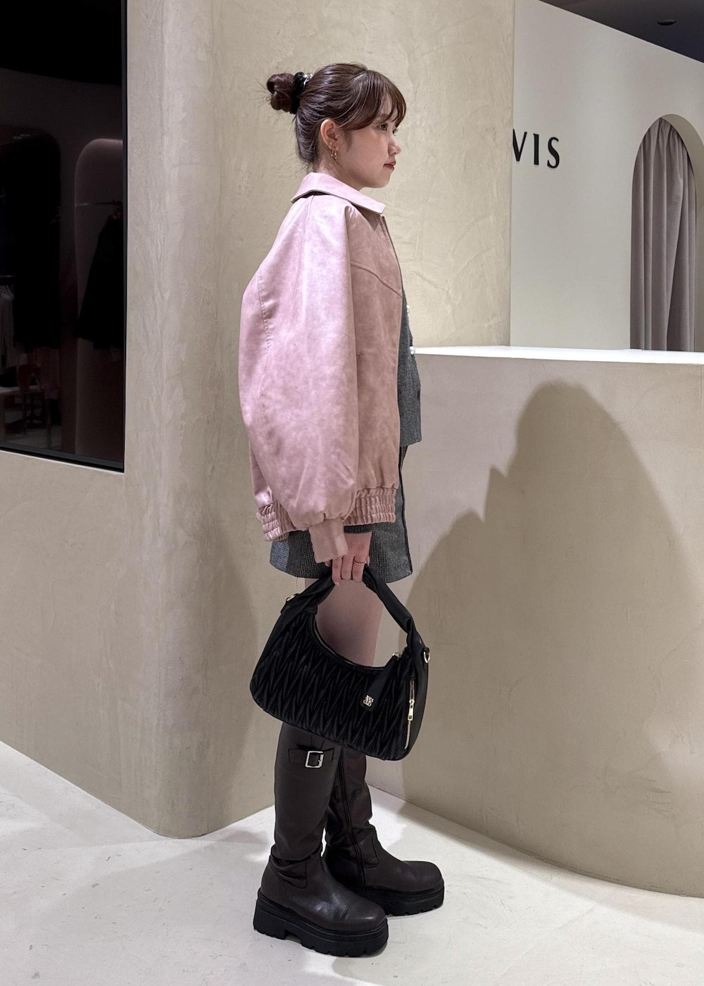 ブラウン系のブーツ、グレー系のカーディガン/ボレロ、ピンク系のブルゾンを着用したレディースの秋コーディネートの5枚目の写真