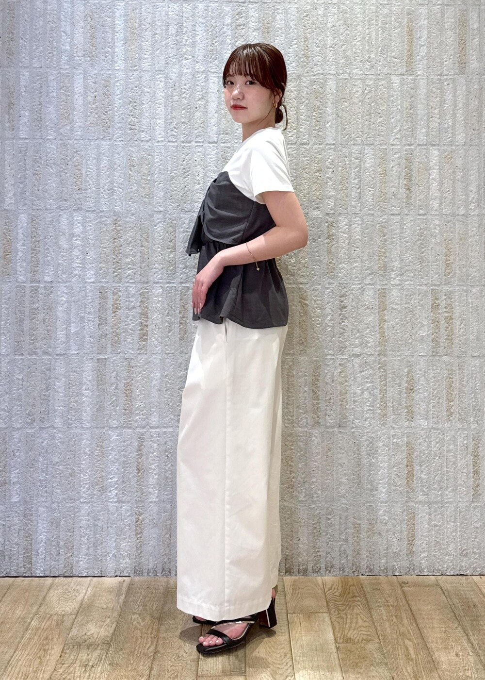 ブラック系のサンダル、ブラック系のショルダーバッグ、ホワイト系のその他パンツを着用したレディースの夏コーディネートの4枚目の写真