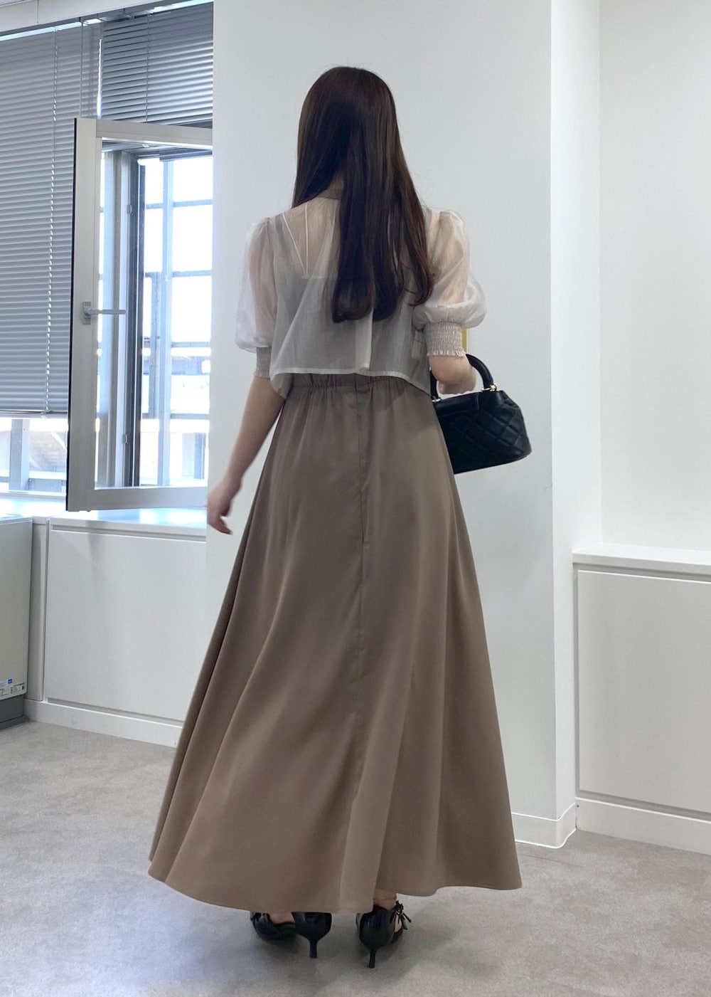 「春コーデ、夏コーデ、秋コーデ、セレモニーコーデ、結婚式コーデ、デートコーデ、お出かけコーデ、女子会コーデ、フェミニンコーデ、きれいめコーデ、VIS、ウェーブ、ブルべ夏、乾燥、ワンピース」｜「VISの【2WAY】変形ひねりキルティングミニショルダーバッグ（ショルダーバッグ、ブラック系）」を使った、minary1005さん（レディース・158cm）の春コーディネートの10枚目の写真