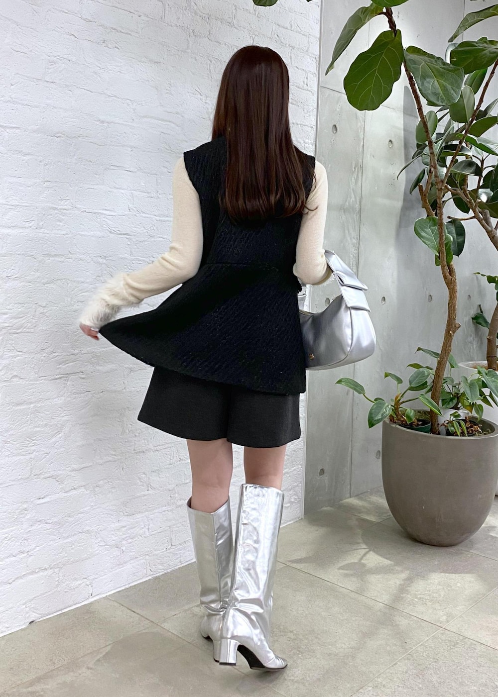 グレー系のその他パンツ、シルバー系のブーツ、ホワイト系のニット/セーターを着用したレディースの冬コーディネートの5枚目の写真