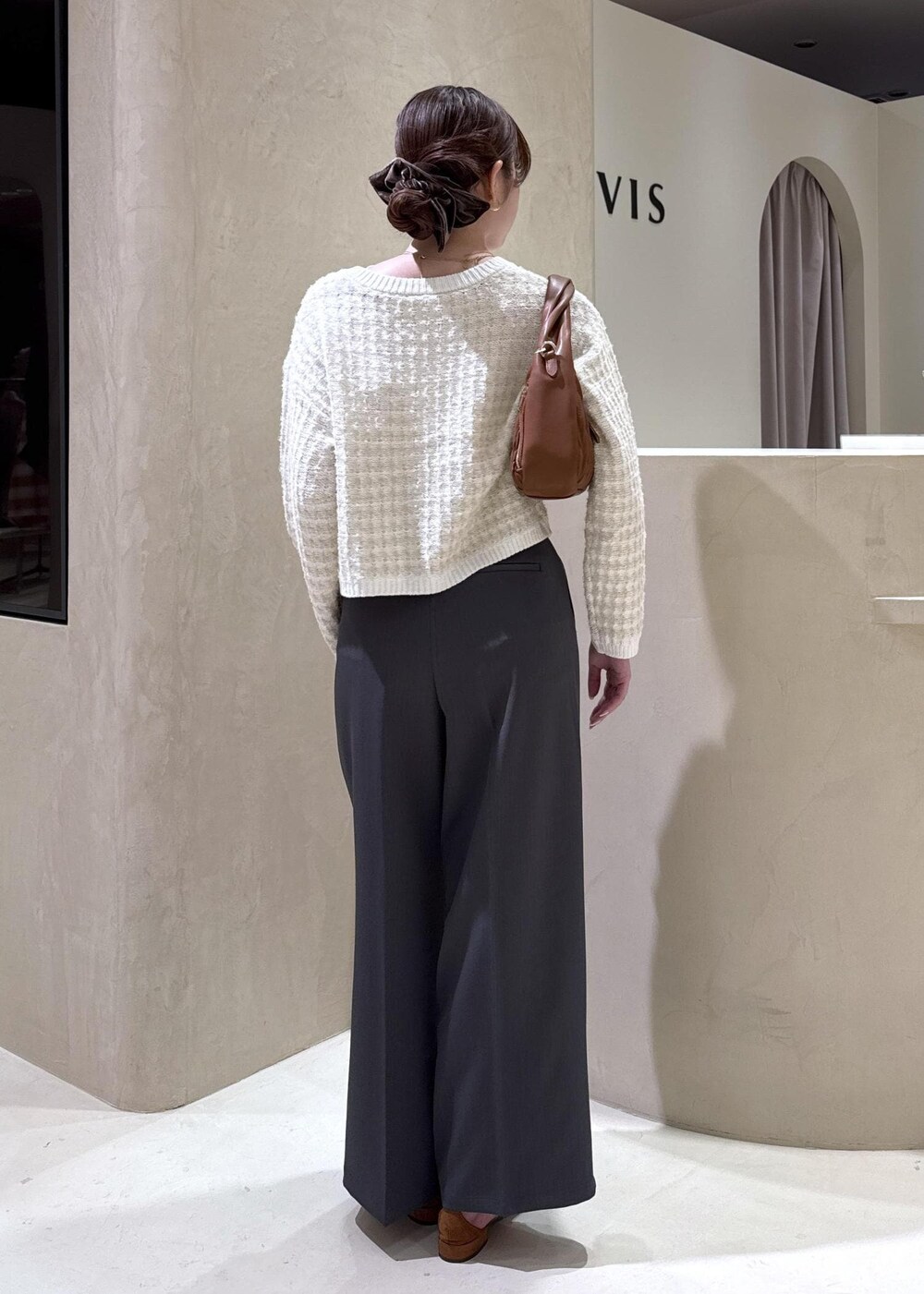 イエロー系のパンプス、ブラウン系のハンドバッグ、ホワイト系のカーディガン/ボレロを着用したレディースの秋コーディネートの7枚目の写真